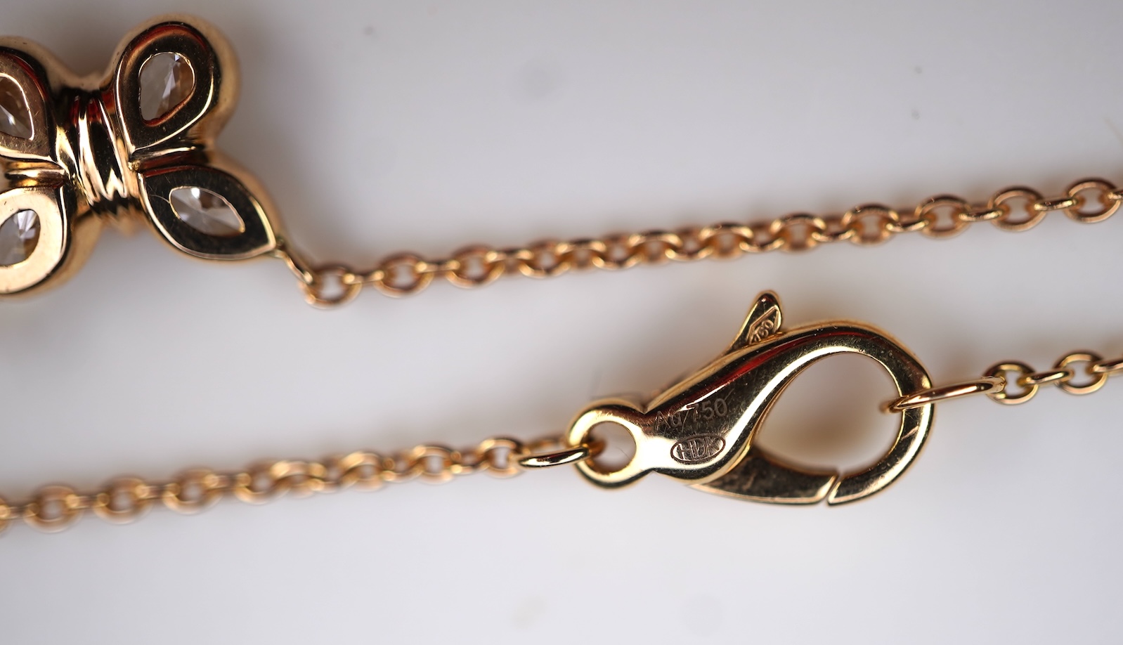 A gold and diamond pendant necklace